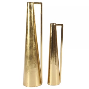 Nuestra elegante colección de floreros de metal está diseñada para elevar cualquier florero de metal de decoración de espacio comercial o interior disponible - Product Image 1