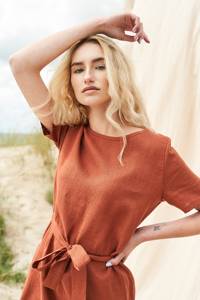 Vente en gros de robes en coton et lin pour femmes à manches courtes, couleur unie, bouton, col rond, longueur midi d'été, robe courte décontractée simple - Product Image 2