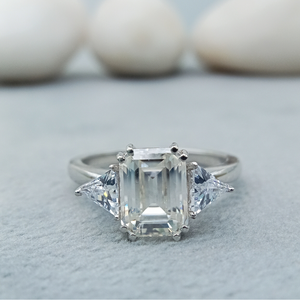 Bijoux fins 10K solide or jaune émeraude trois pierres diamant bague de fiançailles 2.5 CT blanc Moissanite ensemble de mariage bague - Product Image 1