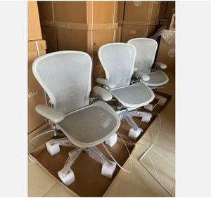เก้าอี้สำนักงาน Miller Aeron Remastered รุ่น Graphite / Onyx (สีดำ) ขนาด C ทรง Posture-fit รุ่น Sl แบบ Fully Loaded พร้อมที่วางแขนปรับได้ - Product Image 1
