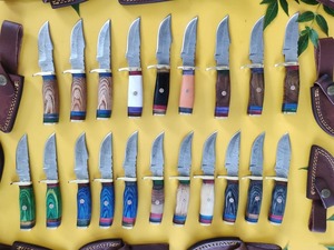 LOT DE 20 "COUTEAUX DE CHASSE EN ACIER DAMAS AVEC GAINE CADEAU POUR VOS AMIS. - Product Image 6