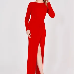 Vestido vermelho com detalhes de cintura, fenda, mangas compridas
