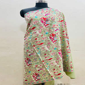 ผ้าคลุมไหล่พัชมีนาคุณภาพดีเยี่ยม งานฝีมือศิลปะจาก KC ENTERPRISES พร้อมรายละเอียดลาย Nalki และ Kalamkari ดั้งเดิม สะท้อนวัฒนธรรมอยู่ในทุกการเคลื่อนไหว - Product Image 1