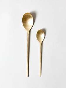 Cuillère élégante en acier inoxydable avec manche en laiton doré en forme de feuille, idéale pour les mariages, les événements, les cuisines, l'usage quotidien et la décoration de table élégante - Product Image 4