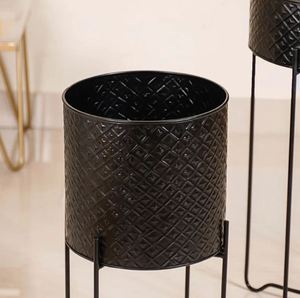 Maceta y maceta de Metal negro de alta calidad con soporte para decoración de jardín de hogar y restaurante Venta a granel en aplicaciones de plantación - Product Image 2
