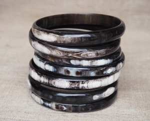 Bracelets en corne de buffle naturelle, fabrication artisanale de bijoux en corne de buffle - Product Image 5
