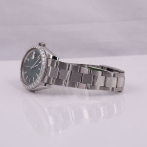 Montre-bracelet analogique en acier inoxydable de luxe et élégante avec cadran en verre vert et lunette glacée style diamant moissanite - Product Image 1