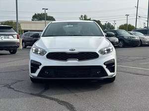 2021 Kia Forte GT-Line Sedan Dark Interior 4L Motor de gas Asientos de cuero Caja de cambios manual automática Cámara trasera R17 Neumáticos usados - Product Image 3