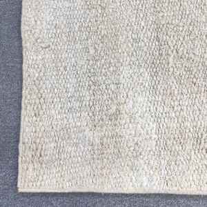 Alfombra Vintage de 2.2x5.8 pies, Alfombra Turca, Alfombra de Camuflaje Blanca y Gris - Product Image 4