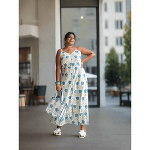Robe à bretelles imprimée à la main Tulip Kiss - Robe de soirée élégante à fleurs, taille empire et volants pour femme (XS-XL) - Product Image 3