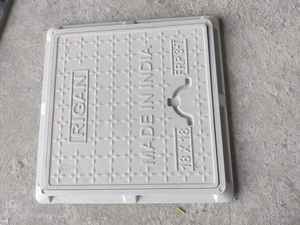 Couvercle de regard carré en PRV gris 18x24, classe de charge 3 tonnes, anticorrosion, écologique, étanche, anti-UV, modèle pour égouts domestiques - Product Image 4