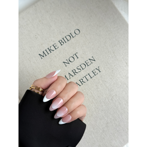 Ongles press-on classiques à courbes élégantes pour les passionnés de nail art - Product Image 4