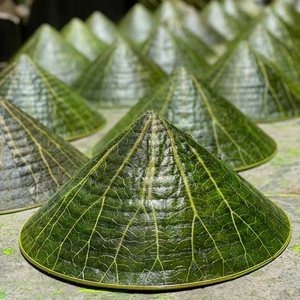 Chapeau conique en feuille de lotus, chapeau traditionnel vietnamien fait à la main pour souvenir et décoration - Product Image 1