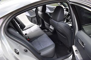 Lexus IS 500 Launch Edition 2022, Bajo Kilometraje, Caja de Cambios Automática, Volante a la Izquierda, Neumáticos R20, Estado Impecable - Product Image 6