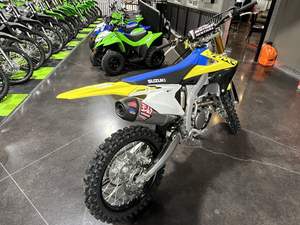 Disponible dès maintenant : Nouvelles motos de motocross RM-Z250 2025 en stock - Product Image 4