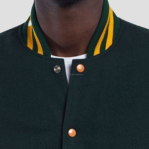 Chaqueta Varsity Unisex Personalizada al por Mayor, Cuerpo de Lana, Mangas de Cuero, Cierre de Cremallera, Diseño Retro Americano con Parches - Product Image 4