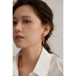 Orecchini pendenti alla moda in oro con design a barra bilanciata - Product Image 2