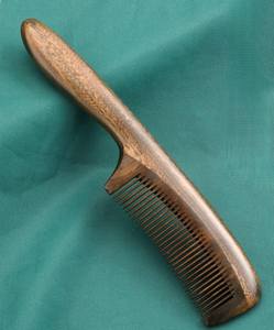 Peine de Madera Pulida Ecológico de Primera Calidad, Diseño Tradicional Hecho a Mano para Uso Doméstico - Product Image 2