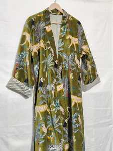 ชุดคลุมกิโมโนกำมะหยี่พิมพ์ลายสัตว์ป่า คอวี ยาวเต็มตัว สำหรับผู้หญิง ให้ความอบอุ่นในฤดูหนาว ผ้าเนื้อนุ่ม ซักเครื่องได้ - Product Image 3