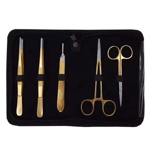 Juego de Instrumentos Quirúrgicos Manuales de Acero Inoxidable de Calidad Profesional con Recubrimiento Dorado de 5 Piezas para Disección - Product Image 1
