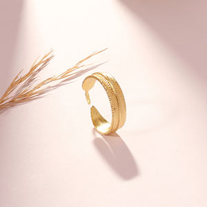 Belle bague ajustable en laiton plaqué or pour femme, style bureau/carrière, avec motif en forme de feuille, par KKATHA ACCESSORIES - Product Image 1