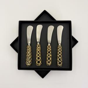 Nouveaux modèles de couteaux à beurre en métal robuste, finition argentée, avec poignées uniques et fantaisistes plaquées or, de conception originale. - Product Image 1