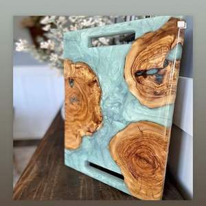Tabla de cortar de resina con capas de resina de océano brillante a través de una pieza hecha a mano con base de madera ideal para servir y rebanar alimentos - Product Image 6