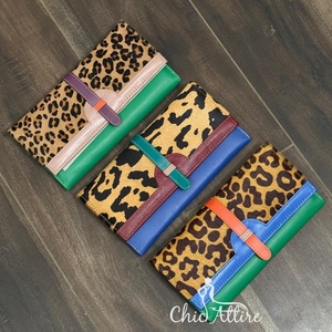 Cartera de mano de cuero reciclado con estampado de animales para mujer, bolso de cuero colorido hecho a mano ecológico con cierre a presión y ranura para tarjeta - Product Image 1