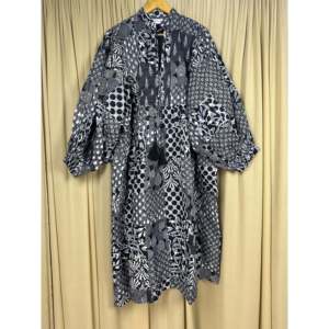 Robe longue ou mi-longue en coton noir, style bohème, respirante, coupe XXL, imprimée à la main, idéale pour les loisirs – Options disponibles - Product Image 4
