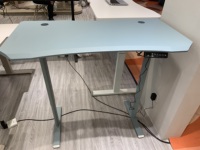 Bureau de jeu électrique avec revêtement en poudre MDF bleu, design ergonomique minimaliste moderne, avec dessus de table étanche de 25mm