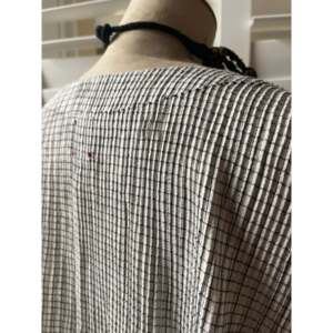 Vestido RIMA Jamdani - Indigo Reflection, Silueta Holgada con Cintura Natural - Product Image 2