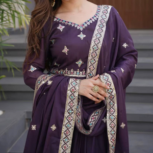 Ensemble de costume Anarkali brodé violet de luxe Unity Luxure avec dupatta, tissu en mélange de soie douce, vêtements ethniques de luxe pour femmes - Product Image 1