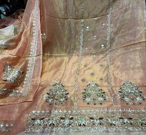 Designer moderne non cousu brodé à la main indien Fashion-Forward Costumes de style traditionnel pour les femmes Beaux costumes coûteux - Product Image 1