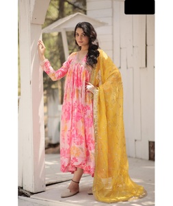 Ropa tradicional india Vestidos de lujo listos para usar de seda rusa con estampado digital con trabajo bordado con borde de encaje de diseñador - Product Image 1