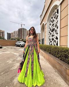 Luxueux élégant Designer fête mariage porter Banglory soie séquence brodé haut et Georgette 4 couches à volants Lehenga - Product Image 6