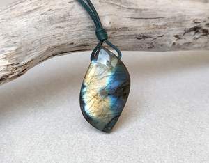 Collier à breloques en cristal de labradorite fait à la main Cordon en cuir vert Bijoux de pierres précieuses pour la protection et le style - Product Image 4