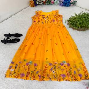 Robe de créateur à impression numérique pour femmes fabriquée avec une lourde georgette, une doublure en crêpe et des manches courtes bouffantes - Product Image 5