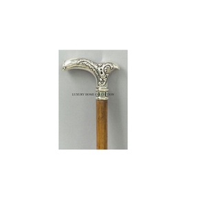 Bastones ligeros de madera con asas de metal bellamente hechas a mano, adecuados tanto para terrenos accidentados como para caminatas informales. - Product Image 1