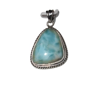 Collier pendentif en Larimar naturel, serti clos, fait main, pièce inspirée des artisans, cristal de guérison, bijou moderne unisexe en pierres précieuses - Product Image 4