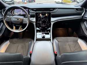 Cherokee Altitude 2024 Usado, Blanco Limpio, 4x4, Volante a la Derecha, Asientos de Cuero Oscuros con Calefacción, Transmisión Automática, Llantas de Aleación R17, Techo Panorámico - Product Image 3