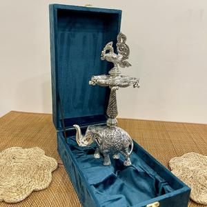 ARTESANÍA METÁLICA HECHA A MANO, ELEFANTE EN PLATA BAÑADA EN PLATA, FORMA DE SAMAI / DIYA - Product Image 2
