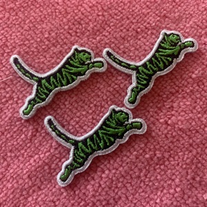 แพทช์ปักลายแบบรีดติดเสื้อผ้า ป้ายโลโก้ขนาดเล็ก ป้ายธงปัก สำหรับหมวกและเสื้อผ้า รับผลิตตามสั่ง ขายส่ง - Product Image 6