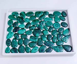 Cabujón de malaquita natural de forma de mezcla suave de tamaño libre de piedra de proveedor de piedras preciosas a precio de fábrica al por mayor - Product Image 3