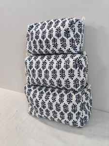 Juego de 3 Bolsas de Maquillaje Acolchadas de Algodón con Estampado Floral y Cierre de Cremallera - Organizador de Cosméticos Ligero - Product Image 3