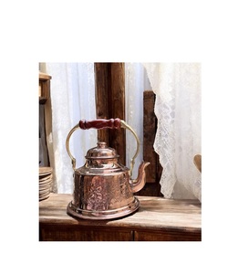 Hermosa tetera de cobre artesanal con superficie reflectante y silueta de estilo antiguo Perfecta para servir una mesa elegante - Product Image 2