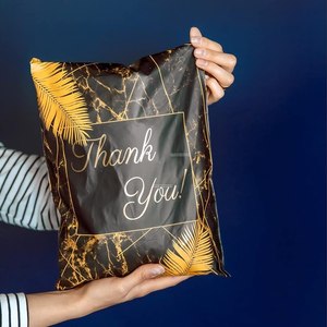 Lot de 100 sacs polymailers « Merci » 25x33cm, fermeture autocollante, noir avec feuille d'or - Product Image 6