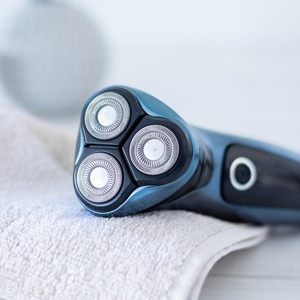 Afeitadora Eléctrica Inalámbrica con Doble Cuchilla, Agarre Cómodo, Cabezal Giratorio, Resistente al Agua, Recortadora Reversible, Cuchillas Metálicas de Afeitado Rápido - Product Image 3