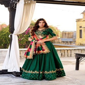 Conjunto de Lehenga Choli de Seda Vichitra VASTRA COTTAGE con Lentejuelas, Bordado de Hilo y Dupatta Estampada con Lámina, Prenda de Diseñador para Novias - Product Image 5