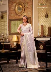 Colección exclusiva de Sari elegante de seda satinada suave dorada disponible a precio mayorista, ideal para ropa de fiesta - Product Image 5