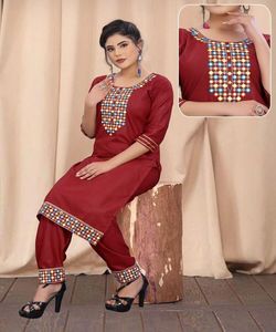 Ropa de fiesta de tendencia y diseñador blusa bordada Damas Indias mujeres cosidas confeccionadas precio bajo venta al por mayor Surat - Product Image 5